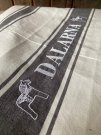 kökshandduk med Dalahästar och dalarna mörkgrå närbild