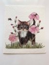 disktrasa med motiv av en kattunge  humlor och rosa blommor