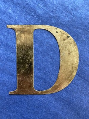 plåtbokstav d